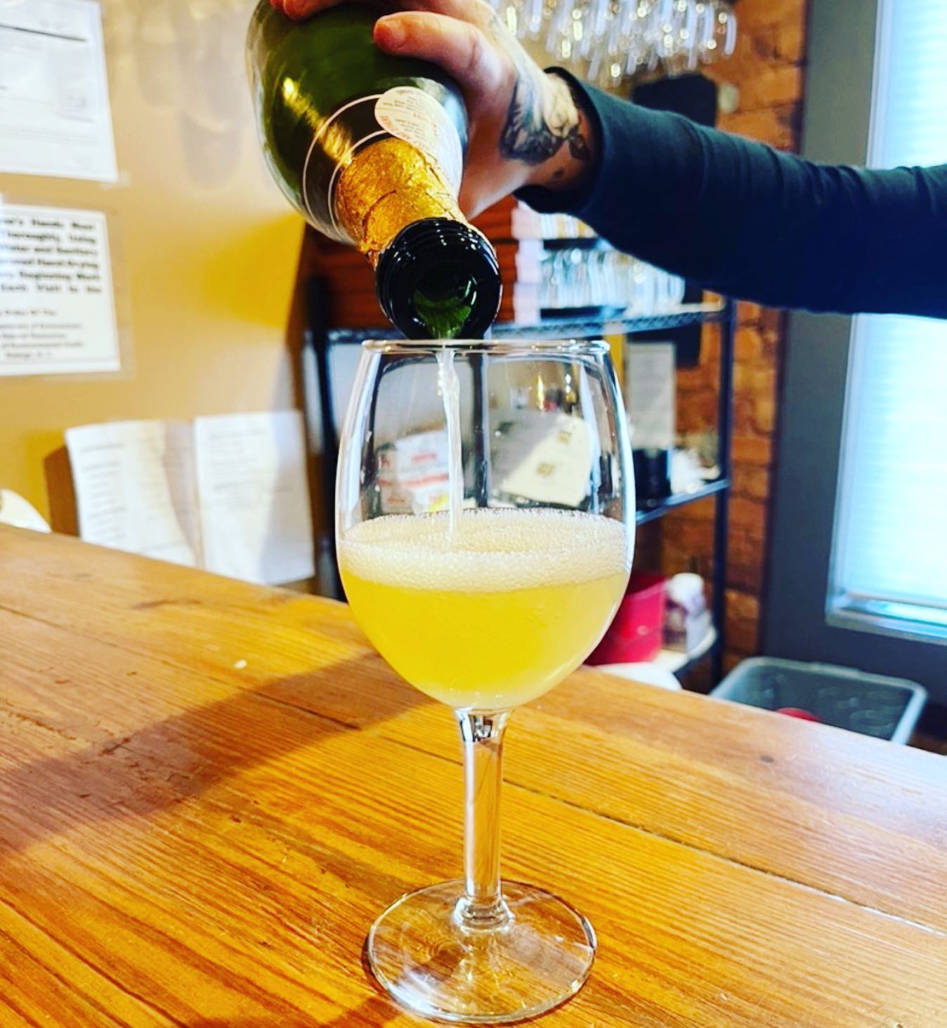 pouring-a-mimosa